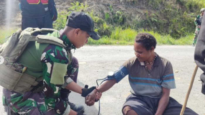 Satgas Yonif 112/DJ Berikan Layanan Kesehatan Gratis untuk Warga Kampung Kalome-Tinggi Nambut