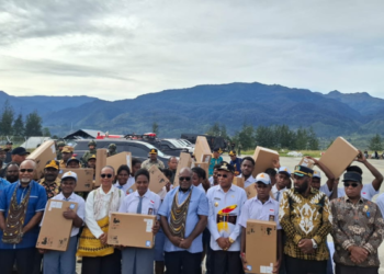 Satgas Wirakas Dampingi Gubernur Papua Tengah Serahkan Bantuan di Puncak dan Puncak Jaya