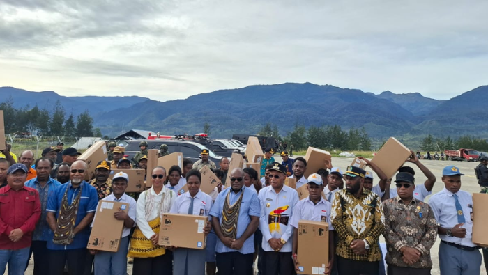 Satgas Wirakas Dampingi Gubernur Papua Tengah Serahkan Bantuan di Puncak dan Puncak Jaya