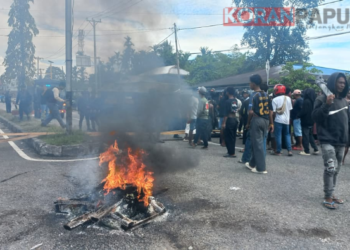 Terjadi Penikaman di Depan SDN Koperapoka Timika, Warga Blokade Jalan Ahmad Yani