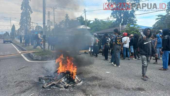 Terjadi Penikaman di Depan SDN Koperapoka Timika, Warga Blokade Jalan Ahmad Yani
