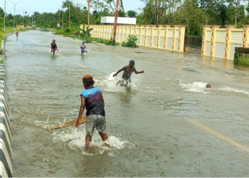 Genangan Air Rendam Jalan SP5, Warga Manfaatkan untuk Cuci Kendaraan