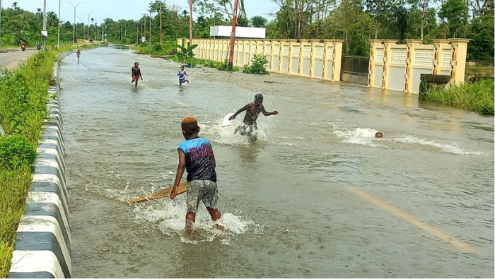 Genangan Air Rendam Jalan SP5, Warga Manfaatkan untuk Cuci Kendaraan
