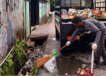 Awali 2026, Pemdis Mimika Baru Lakukan Pembersihan Saluran Air Cegah Banjir