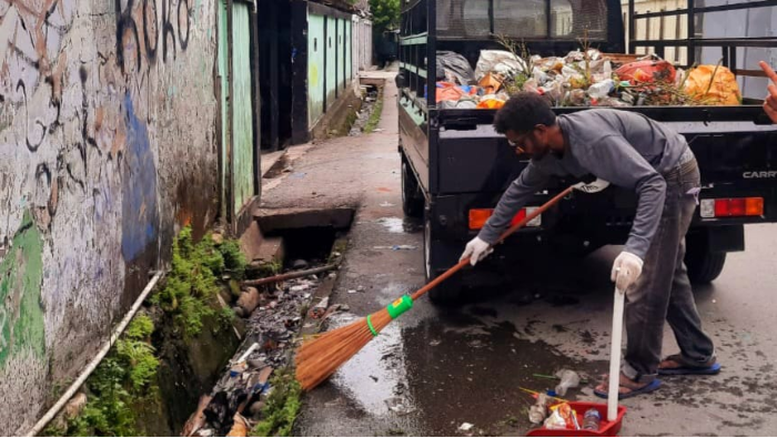 Awali 2026, Pemdis Mimika Baru Lakukan Pembersihan Saluran Air Cegah Banjir