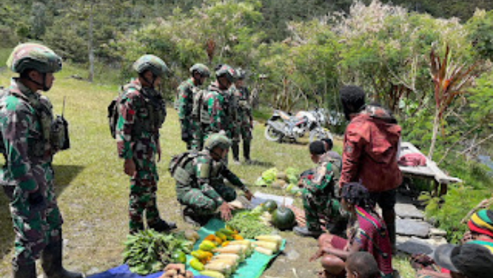 Sederhana Namun Sarat Makna, Satgas Yonif 743/PSY Borong Hasil Kebun Mama-Mama Papua