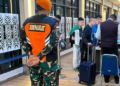 Personel Korpasgat Bantu Filter Akses Penumpang di Bandara Sentani Jayapura, Antisipasi Calo Tiket