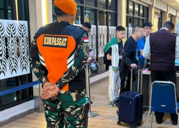 Personel Korpasgat Bantu Filter Akses Penumpang di Bandara Sentani Jayapura, Antisipasi Calo Tiket