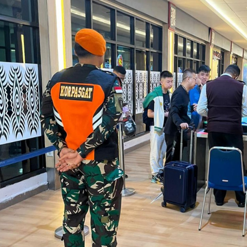 Personel Korpasgat Bantu Filter Akses Penumpang di Bandara Sentani Jayapura, Antisipasi Calo Tiket