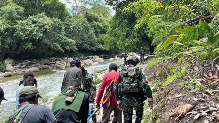 Lewati Hutan dan Sungai di Pegunungan Bintang, Prajurit TNI AD Evakuasi Ibu Hamil