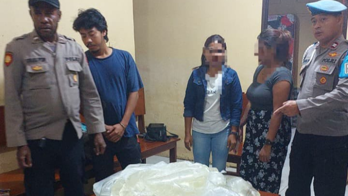 Polisi Amankan Dua Perempuan Bersama 80 Liter Sopi di Pelabuhan Pomako Timika