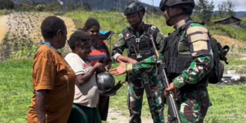 Satgas Korpasgat Gelar Pembinaan Teritorial di Ilaga, Bagikan Sembako untuk Warga