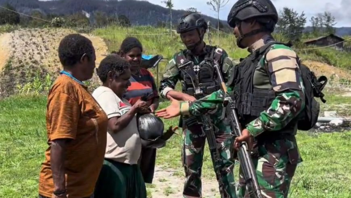 Satgas Korpasgat Gelar Pembinaan Teritorial di Ilaga, Bagikan Sembako untuk Warga