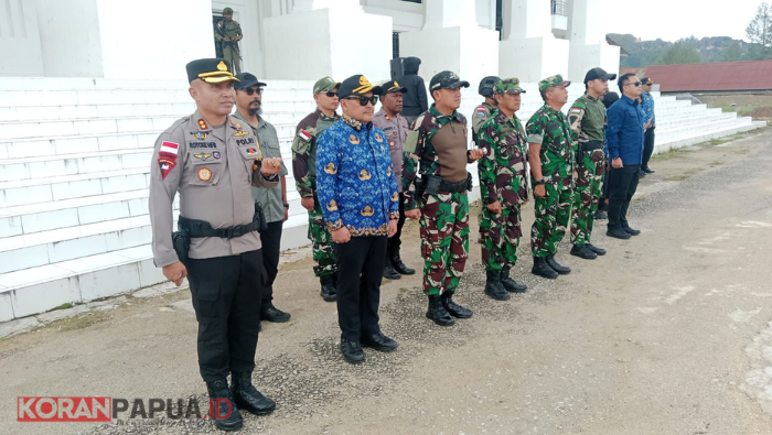 Tingkatkan Sinergitas, Satgas Yon Parako 466 Pasgat Ikuti Apel Gabungan, Ratusan Botol Miras Dimusnahkan