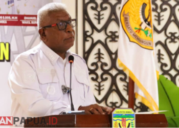 Bupati Mimika, Johannes Rettob. (foto: Hayun Nuhuyanan/koranpapua.id)