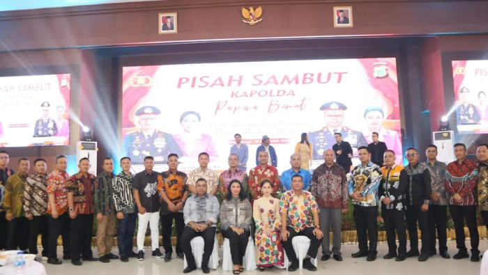 Pisah Sambut Kapolda Papua Barat, Gubernur Dominggus Apresiasi Prestasi Dua Putra Papua