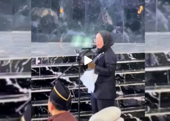 Pemandangan Unik: Nama Pejabat Mimika yang Dilantik Diduga Dibaca di Layar Handphone