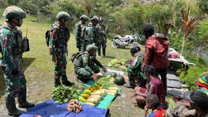 Program Belanja Kasih: Satgas Yonif 743/PSY Borong Hasil Kebun Mama-mama Papua