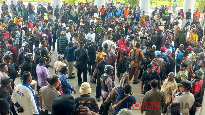 Ratusan Massa Turun ke Jalan: Blokade Bundaran Timika Indah, Desak Bupati Mimika Batalkan Pelantikan Pejabat