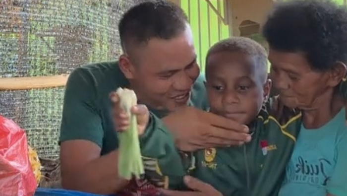 Tangis Pecah di Pos Perbatasan, Antara Oleh-oleh Sederhana dan Impian Masa Depan