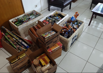 Korpasgat dan Avsec Serahkan Ratusan Botol Miras dan Petasan yang Disita di Bandara Sentani ke Polisi