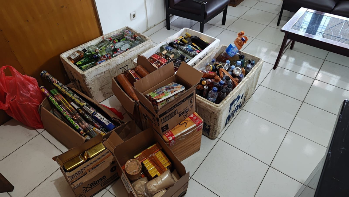 Korpasgat dan Avsec Serahkan Ratusan Botol Miras dan Petasan yang Disita di Bandara Sentani ke Polisi