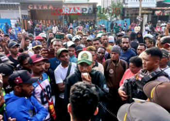 Toko Belum Layani Pembeli, Ratusan Pendulang Emas Diblokade Jalan Ahmad Yani Timika