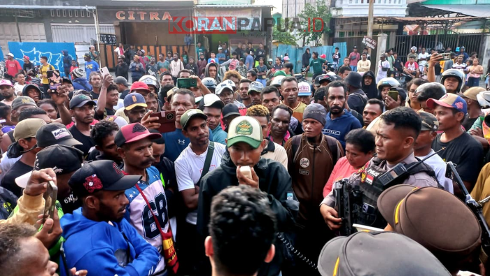 Toko Belum Layani Pembeli, Ratusan Pendulang Emas Diblokade Jalan Ahmad Yani Timika