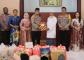 Kapolres Mimika Salurkan Santunan Idul Fitri untuk Warga Pomako