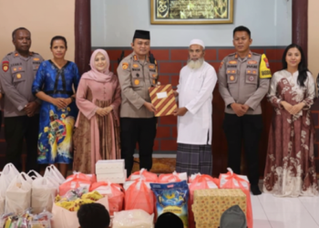 Kapolres Mimika Salurkan Santunan Idul Fitri untuk Warga Pomako