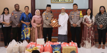 Kapolres Mimika Salurkan Santunan Idul Fitri untuk Warga Pomako