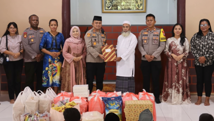Kapolres Mimika Salurkan Santunan Idul Fitri untuk Warga Pomako