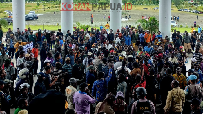 Gelar Aksi Hingga Sore, Tidak Ditemui Bupati, Aksi Forum Peduli ASN Papua di Mimika Pulang dengan Kecewa
