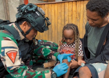 Potret Hangat Satgas Yon Parako 466 Pasgat: Dari Obati Luka Anak hingga Berbagi Pakaian di Pedalaman Papua