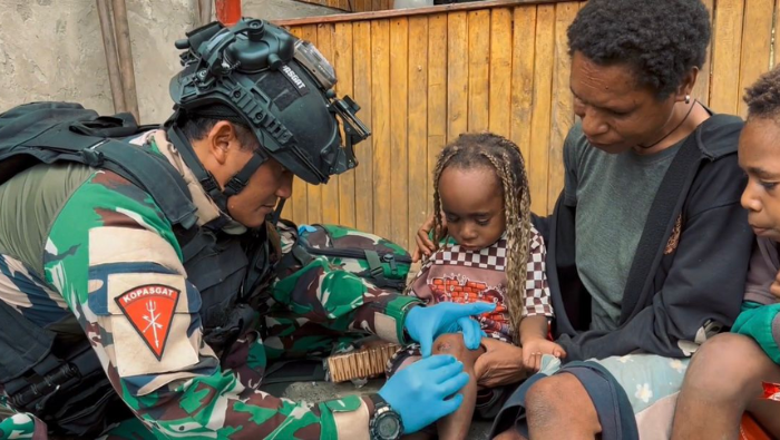 Potret Hangat Satgas Yon Parako 466 Pasgat: Dari Obati Luka Anak hingga Berbagi Pakaian di Pedalaman Papua