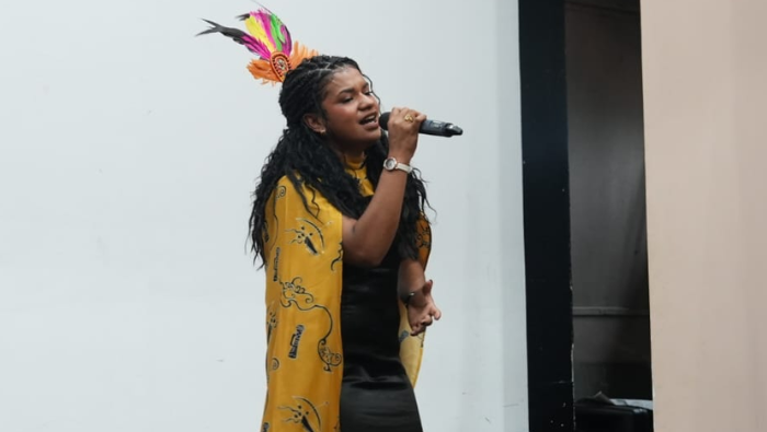Keterbatasan bukan Penghalang untuk Bersinar:  Suara Emas Eva Manobi, Talenta Papua yang Berprestasi di FLS3N