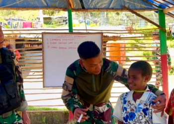 Prajurit TNI Gelar Kelas Lapangan, Bantu Proses KBM di Wilayah Terpencil Papua