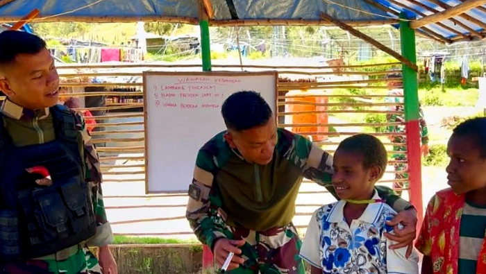 Prajurit TNI Gelar Kelas Lapangan, Bantu Proses KBM di Wilayah Terpencil Papua