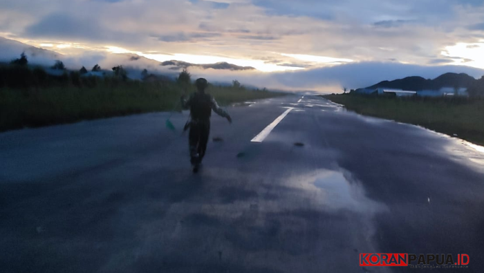 Menembus Kabut Pagi, Satgas Yon Parako 466 Pasgat Jaga Keamanan Bandara Perintis Enarotali