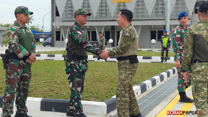 Perkuat Pengamanan Wilayah, Dansatgas Yon Parako 466 Pasgat Sambut Pangkodau III Kunker di Timika