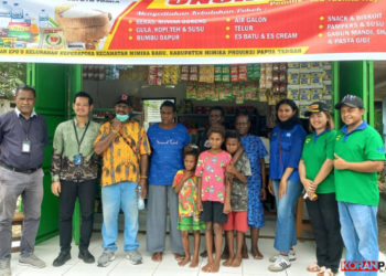 YPMAK Serahkan Empat Kunci Kios Kelontong, Dorong Peningkatan Ekonomi Amungme dan Kamoro