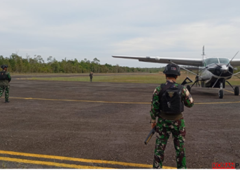 Bandara Bomakia Kembali Dibuka, Pendaratan Pesawat Dijaga Ketat Satgas Yon Parako 466 Pasgat