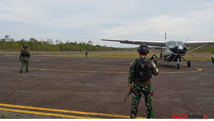 Bandara Bomakia Kembali Dibuka, Pendaratan Pesawat Dijaga Ketat Satgas Yon Parako 466 Pasgat