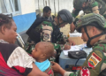 Di Tengah Keterbatasan: Satgas Yon Parako 466 Pasgat Berikan Pelayanan Kesehatan Gratis di Distrik Manggelum