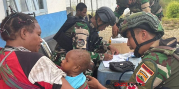 Di Tengah Keterbatasan: Satgas Yon Parako 466 Pasgat Berikan Pelayanan Kesehatan Gratis di Distrik Manggelum