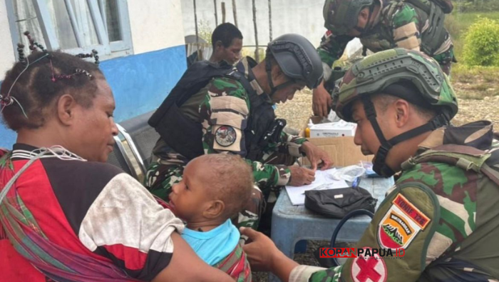 Di Tengah Keterbatasan: Satgas Yon Parako 466 Pasgat Berikan Pelayanan Kesehatan Gratis di Distrik Manggelum