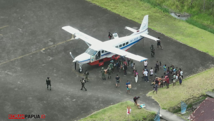 Senyuman dari Kampung Pedalaman: Satgas Yon Parako 466 Pasgat, Jalankan Operasional Lapter Aboy sembari Berbagi Kasih