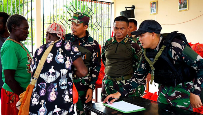 Koops TNI Papua Gelar Pengobatan Gratis dan Bagi Sembako di Kampung Iwaka-Mimika
