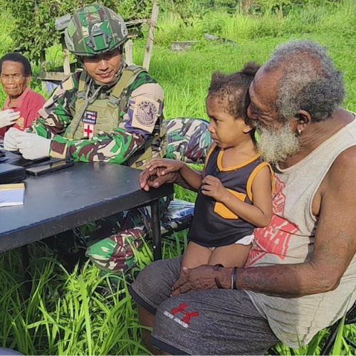 Potret Humanis: Yon Parako 466 Pasgat Hadirkan Pelayanan Kesehatan Gratis di Perkampungan Heinekombe