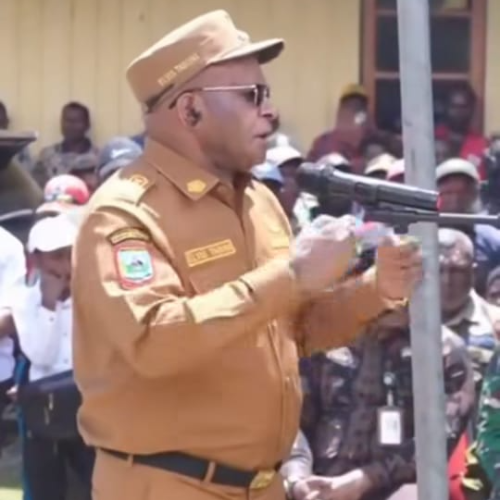 Sambil Menangis Bupati Elvis Tabuni Sebut Anak Kecil dan Mama-mama Tidak Salah, Pemkab Pucak Berduka